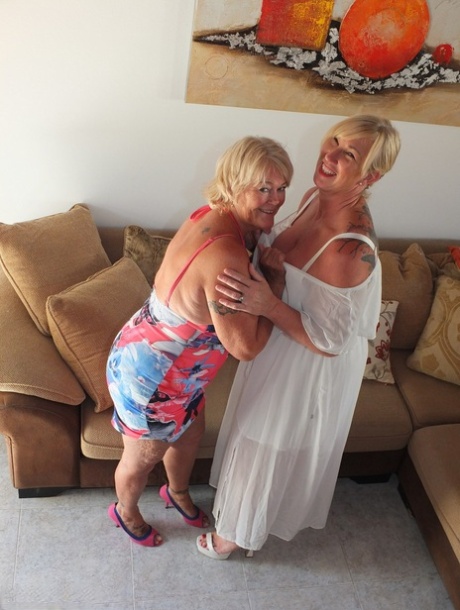 Mature blonde fatty Melody has her brassiere exposed by her lesbian lover 13727696