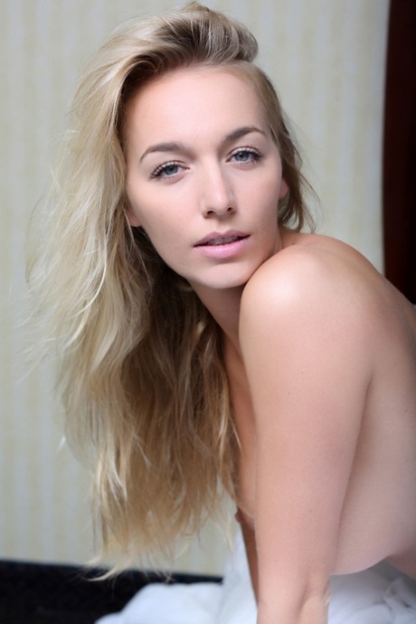 Natural blonde Hayley Marie Coppin displays her great body on top of her bed 70313153