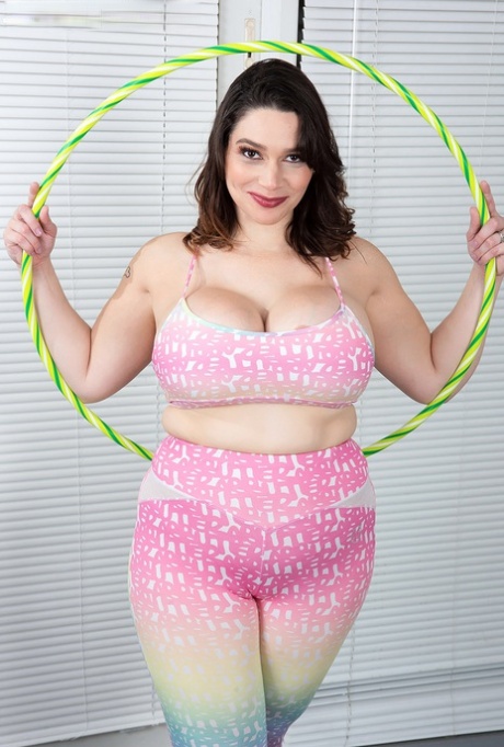 Big girl Brooklyn Springvalley shows her fake tits & big butt while exercising 34035929