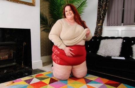 Redheaded SSBBW Missy takes a black dildo to her cunt during solo action