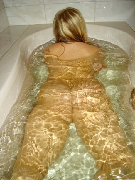 Naked blonde Curvy Meile gets caught while immersed in a tub of bathwater 10965142