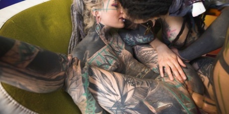 Heavily tattooed girls Anuskatzz and Illuz engage in threesome sex 43915389
