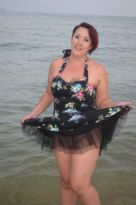 Mature amateur Sara Banks exposes her tits and pussy while at the beach 14296530