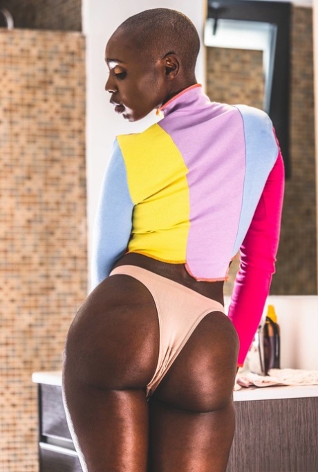 Ebony teen Zaawaadi sports a bald head while masturbating with a pink vibrator 59321884