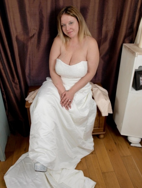Plump British woman Sindy Bust fondles her big boobs before showing her cunt 13856990