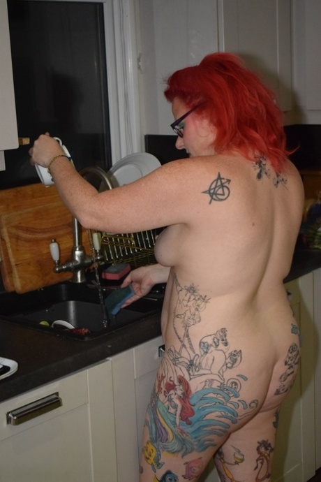 Tattooed British lady Mollie Foxxx does her housework in the nude 87319098