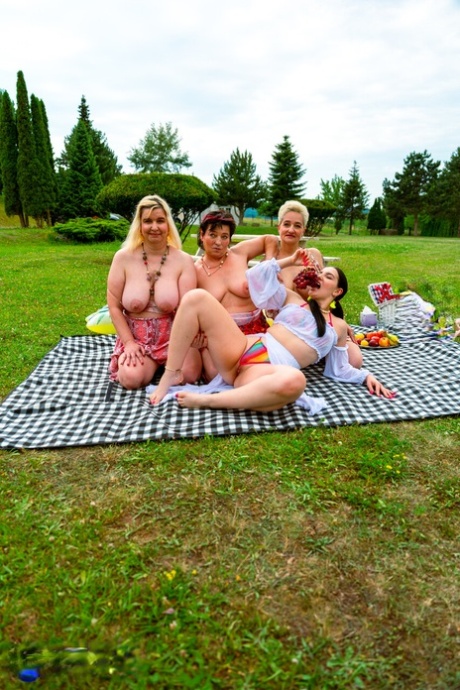 Suzie Sparklez has lesbian group sex with her stepmom and friends in a yard 96837757