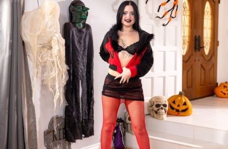 Brunette teen Imani Valor gives her stepdad a deepthroat blowjob at Halloween 11219100