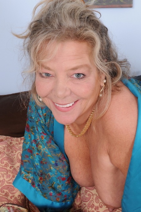 Gorgeous mature wife Karen Summer spreading shaved pussy to finger fuck 80869520