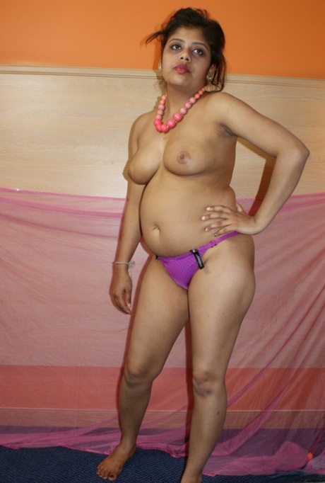 Chubby Indian girl Rupali takes off traditional clothing while getting naked 93922953