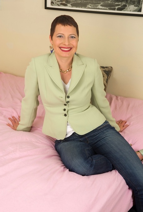 Short haired lady with red lips shows the pink of her twat in the nude 46484619