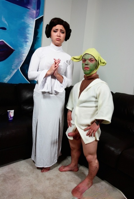 Bare legged Daisy Haze bares hot ass & gives footob in Princess Leia cosplay 90287364
