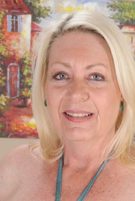 Cocky mature Angelique taking off her dress and working with sissy 70806551