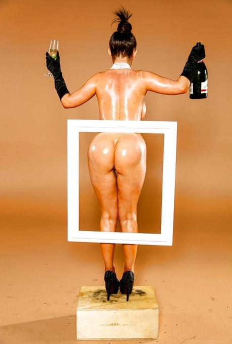 Beautiful milf Nikki Benz is breaking internet with her awesome ass 61188768