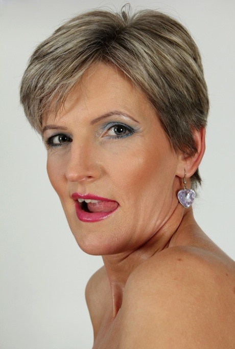 Voluptuous mature whore Melanie seeks her sexual satisfaction 70457748