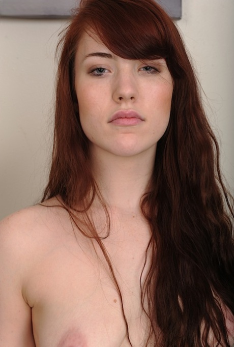 Amateur teen babe Gwen Stark stripping naked for spreading of pink pussy 22361438