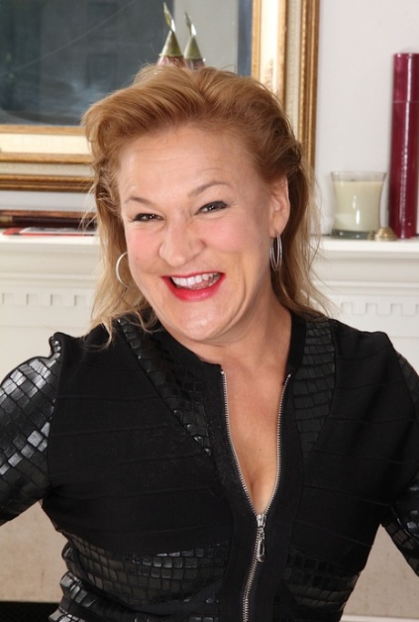 Stocking adorned mature dame Sabina Wexler spreading hairy vagina 19618152