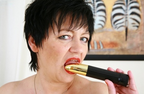 Mature BBW Petra spreads her tan nylon clad legs to insert a toy in her twat 44278528